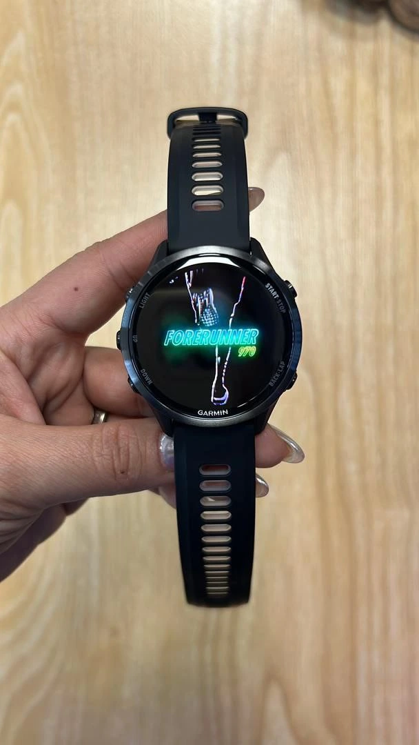 معرفی ویدیویی ساعت گارمین Forerunner 970 معرفی ساعت گارمین Forerunner 970 ساعت هوشمند Garmin Forerunner 970 — منتشرشده در 15 می 2025 (فوررانر 970 | ساعت گارمین فوررانر 970 | ساعت گارمین Forerunner 970) ساعت گارمین فوررانر 970 در تاریخ ۱۵ می ۲۰۲۵ در سه ترکیب رنگ جذاب عرضه شد: تیتانیوم کربن گری DLC با قاب مشکی و بند مشکی / سفید سنگی نیمه‌شفاف تیتانیوم با قاب سفید سنگی و بند سفید سنگی / زرد آمپ نیمه‌شفاف تیتانیوم طلایی ملایم با قاب طوسی فرانسوی و بند طوسی فرانسوی / نیلی نیمه‌شفاف این مدل پرچم‌دار، با اسپیکر و میکروفون داخلی ، چراغ‌قوه LED و نمایشگر AMOLED همیشه‌روشن، مرز میان مربی حرفه‌ای و ساعت روزمره را از میان برداشته است. لنز یاقوت کبود و قاب تیتانیومی ۵۶ گرمی دوام ماجراجویانه را تضمین می‌کنند، در حالی‌که باتری آن در حالت هوشمند تا ۱۵ روز و در حالت GPS تک‌بانده تا ۲۶ ساعت همراه شماست. ویژگی ساعت گارمین فوررانر 970 درخشان‌ترین صفحه نمایش لمسی AMOLED ما با دکمه‌های کنترل، قاب تیتانیومی سبک و لنز یاقوت کبود، به علاوه یک چراغ قوه LED داخلی برای آگاهی بیشتر در تاریکی در طول دویدن‌های اوایل صبح یا اواخر شب تا ۱۵ روز عمر باتری در حالت ساعت هوشمند و تا ۲۶ ساعت در حالت GPS برای تصویر کامل‌تری از تمرین و ریکاوری شما با صرفه‌جویی در دویدن، بهره‌وری کلی انرژی خود را درک کنید و ببینید وقتی پایتان با کاهش سرعت قدم به زمین می‌رسد چقدر از سرعت خود کم می‌کنید (مانیتور HRM 600 مورد نیاز است؛ جداگانه فروخته می‌شود)؛ تحمل دویدن به شما کمک می‌کند تا تأثیر واقعی دویدن بر بدن خود را درک کنید تا بتوانید تمرین خود را تنظیم کنید تا از اضافه بار جلوگیری کنید و بهبود یابید. با برنامه‌های تمرینی Garmin Coach برای یک رویداد تمرین کنید، به یک نقطه عطف برسید یا تناسب اندام خود را بهبود بخشید. این برنامه‌های دویدن و تریاتلون برای شما شخصی‌سازی شده و بر اساس عملکرد و ریکاوری شما تنظیم می‌شوند. میکروفون و بلندگوی داخلی به شما امکان می‌دهد وقتی ساعت شما با تلفن هوشمندتان جفت شده است، از مچ دست خود تماس تلفنی برقرار کرده و پاسخ دهید  و حتی می‌توانید از دستیار صوتی تلفن هوشمند خود برای پاسخ به پیام‌های متنی و موارد دیگر استفاده کنید. خرید ساعت گارمین با پشتیبانی تخصصی ساعت گارمین با امکانات کامل ورزشی ساعت گارمین فوررانر 970 با امکانات پیشرفته تمرینی با استفاده از نقشه‌های تمام رنگی داخلی و جی پی اس مالتی باند، با اطمینان هر مسیری را طی کنید. با مسیریابی رفت و برگشت پویا، می‌توانید مسیر را جدا کنید و ساعت شما مسیر جدیدی را ایجاد می‌کند که همان مسافت پیموده شده را برای شما به ارمغان می‌آورد. امتیاز آمادگی تمرین بر اساس کیفیت خواب، ریکاوری، بار تمرین و وضعیت HRV محاسبه می‌شود تا مشخص شود که آیا شما آماده هستید تا سخت تمرین کنید و از پاداش‌ها بهره‌مند شوید یا خیر (داده‌های ارائه شده به عنوان تخمینی نزدیک از معیارهای ردیابی شده در نظر گرفته شده است). برنامه ECG می‌تواند ریتم قلب شما را ثبت کرده و علائم فیبریلاسیون دهلیزی را بررسی کند (در همه کشورها موجود نیست؛ برای افراد ۲۲ ​​سال یا بالاتر) انتقال خودکار تغییرات ورزشی بین شنا، دوچرخه‌سواری و دویدن را در فعالیت‌های مالتی اسپرت تشخیص می‌دهد. بنابراین می‌توانید روی مسابقه تمرکز کنید و اجازه دهید ساعت شما از ثبت تقسیم‌بندی‌ها مراقبت کند. دینامیک دویدن مبتنی بر مچ، از جمله ریتم، طول گام، زمان تماس با زمین و موارد دیگر، به علاوه قدرت دویدن مبتنی بر مچ را دریافت کنید، که به شما اندازه‌گیری مداوم از میزان نیرویی که به زمین اعمال می‌کنید را می‌دهد. سنسورهای ساعت دومیدانی گارمین 970 فوررانر 970 با سنسور Pulse Ox، اپ ECG گارمین و قابلیت Training Readiness سلامت و آمادگی بدنی را ۲۴ ساعته زیر نظر دارد. نقشه‌های داخلی با SatIQ و GPS چندباندی، مسیرهای شهری تا کوهستانی را با دقت بالا نمایش می‌دهند و حافظهٔ ۳۲ گیگابایتی موسیقی انگیزهٔ تمرین را بی‌نیاز از تلفن همراه حفظ می‌کند. پرداخت بی‌تماس Garmin Pay، مقاومت ۵ ATM و پشتیبانی از تماس و پیام صوتی تجربه‌ای کامل از یک ساعت هوشمند را ارائه می‌دهند. آنچه در ساعت گارمین Forerunner 970 دوست خواهید داشت برنامه‌های تمرینی تطبیقی ​​مربی گارمین  برای یک رویداد تمرین کنید، به یک نقطه عطف برسید یا تناسب اندام خود را با برنامه‌های تمرینی گارمین کوچ برای دویدن، تریاتلون، دوچرخه‌سواری یا قدرت بهبود بخشید. برنامه‌هایی را انتخاب کنید که روزانه برای تمرینات شخصی‌سازی شده بر اساس عملکرد، ریکاوری و معیارهای سلامتی شما تطبیق داده می‌شوند. آمادگی برای تمرین         از لحظه‌ای که از خواب بیدار می‌شوید، بر اساس کیفیت خواب، ریکاوری، بار تمرین و موارد دیگر، نمره آمادگی دریافت کنید تا بتوانید تعیین کنید که آیا امروز روز خوبی برای سخت تمرین کردن است یا آسان. وضعیت تمرین با استفاده از شاخص‌هایی مانند وضعیت HRV، سابقه تمرین اخیر و حداکثر اکسیژن مصرفی (VO2 max)، به راحتی از اثربخشی تمرین مطلع شوید و بدانید که آیا به طور مؤثر تمرین می‌کنید، در اوج هستید یا تحت فشار هستید. ساعت هوشمند گارمین Forerunner 970 نمایندگی گارمین ساعت گارمین فوررانر 970 گزارش عصرگاهی        قبل از رفتن به رختخواب، یک گزارش عصرگاهی دریافت خواهید کرد تا برای روز بعد بهتر آماده شوید و نیاز به خواب، تمرین فردا آب و هوا و رویدادها را یادآوری می‌کند.   تمرینات پیشنهادی روزانه تمریناتی را که مخصوص شما و بر اساس داده‌هایتان ساخته شده‌اند، دریافت کنید. این توصیه‌های دویدن از نظر شدت متفاوت هستند و پس از هر بار دویدن، با در نظر گرفتن عملکرد و ریکاوری، تطبیق داده می‌شوند. بلندگو و میکروفون داخلی        هنگامی که ساعت شما با تلفن هوشمندتان جفت شده است، از طریق آن تماس تلفنی برقرار کرده و پاسخ دهید. به علاوه می‌توانید عملکردهای ساعت را با فرمان صوتی کنترل کنید یا از دستیار صوتی تلفن هوشمند خود برای پاسخ به پیام‌های متنی و موارد دیگر استفاده کنید.   ویژگی جدید مخصوص دویدن در ساعت گارمین فوررانر 970 ویژگی تحمل دویدن ضریب بار ضربه صرفه‌جویی در دویدن (نیاز به HRM-600)  کاهش سرعت گام (نیاز به HRM-600)  اتولپ توسط دروازه‌های زمان‌بندی  خط پایان پیشنهادی ویژگی پیش‌بینی زمان مسابقه پیش‌بینی شده نقشه‌برداری و ناوبری در ساعت گارمین فوررانر 970 ساعت گارمین Forerunner 970 با نقشه‌های تمام رنگی TopoActive عرضه می‌شود و به شما امکان می‌دهد مسیرها را در ابتدای مسیر مسیریابی، تغییر مسیر و حتی اشتراک‌گذاری کنید سطحی از انعطاف‌پذیری که در صنعت بی‌نظیر است. در مقایسه با سایر برندها، جزئیات و گزینه‌های ویرایش در حین حرکت در ساعت، به ویژه با ویژگی‌هایی مانند ClimbPro برای تجزیه و تحلیل ارتفاع برای صعودها و فرودها، در بهترین سطح خود هستند، حتی پیچیده‌ترین مسیرهای کوهستانی قبل از شروع، شفاف به نظر می‌رسند. مکالمه با ساعت گارمین Forerunner970 با افزوده شدن اسپیکر و میکروفون داخلی، فوررانر 970 تعریف تازه‌ای از ساعت دویدن ارائه می‌دهد؛ حالا هنگام دویدن به‌راحتی تماس می‌گیرید یا پاسخ می‌دهید و حتی پیام‌ها را با فرمان صوتی مدیریت می‌کنید، بی‌آنکه گوشی را از جیب بیرون آورید. نوآوری بعدی، نمایشگر یاقوت کبود ضد خش است که استحکام ساعت را نسبت به ساعت فوررانر 965 یک پله بالاتر برده؛ بنابراین اگر علاوه بر پیست دو، دل در گرو کوه و مسیرهای طبیعت‌گردی دارید، مقاومت بیشتر این مدل خیال‌تان را آسوده می‌کند. قاب پیرامونی ساعت از تیتانیوم ساخته شده؛ فلزی فوق‌سبک و ضربه‌پذیر که در شرایط سخت و تمرین‌های پر‌فشار، عملکردی مطمئن را تضمین می‌کند و در عین حال ظاهری مدرن و حرفه‌ای به ساعت می‌بخشد. وزن کم تیتانیوم نیز باعث می‌شود حتی در استفاده‌های طولانی‌مدت، حس راحتی روی مچ دست حفظ شود. خردید از نمایندگی گارمین با گارنتی 1 ساله تعویض ساعت گارمین Forerunner 970 ساعت گارمین Forerunner 970 از نمایندگی در تهران بر لبه‌ی بالایی فوررانر 970، یک چراغ‌قوه LED پرنور تعبیه شده است؛ نوری که در دل تاریکی دونده را برای رانندگان و دوچرخه‌سواران نمایان می‌کند و احتمال برخورد را کاهش می‌دهد. این چراغ علاوه بر ایمنی، مسیرهای تاریک از پیاده‌روهای خلوت تا جاده‌های جنگلی را روشن می‌کند تا موانعی چون سنگ، چاله یا شاخه درخت را به‌موقع ببینید و از آسیب احتمالی در امان بمانید. هر یک از ساعت های فوررانر 970 نمایندگی گارمین رنگ‌ با طراحی ارگونومیک و بندهای سیلیکونی مقاوم، نه‌تنها ظاهر زیبایی دارند بلکه برای استفاده روزانه و تمرینات حرفه‌ای نیز کاملاً مناسب‌اند. در کنار رنگ‌بندی متنوع، امکاناتی مانند GPS دقیق، سنجش ضربان قلب، پایش خواب و قابلیت‌های تمرینی پیشرفته، فوررانر 970 را به یکی از بهترین گزینه‌ها برای ورزشکاران حرفه‌ای و علاقه‌مندان به سبک زندگی سالم تبدیل کرده است. فهرست تکمیلی برنامه های ورزشی Forerunner 970 Gym | باشگاه برای طرفداران تمرین‌های قدرتی و هوازی؛ از Strength و HIIT انفجاری گرفته تا Elliptical Training، پله‌نوردی و طناب‌زنی. حتی اگر عاشق پاروزدن سالنی باشید، Forerunner 970 همراه شماست. Running | دویدن درون سالن روی تردمیل یا پیست مجازی بدوید، یا بیرون در مسیرهای جاده‌ای، تریل کوهستانی، اولترا ماراتن و even Obstacle Racing چالش‌برانگیز به رقابت بپردازید. Cycling | دوچرخه‌سواری از دوچرخه‌سواری جاده و کوهستان تا گراول، بی‌ام‌ایکس و سایکل‌کراس؛ حتی مسیر‌های برقی (eBike/eMTB) و تمرین‌های سالنی را دقیق ثبت می‌کند. Outdoor Recreation | تفریحات فضای باز کوهنوردی، هایکینگ، سنگ‌نوردی سالنی و بولدرینگ، شکار یا اسب‌سواری؛ اگر اهل گلف یا دیسک‌گلف و تیراندازی با کمان هستید نیز پوشش داده شده‌اید. Wellness | تندرستی پیاده‌روی درون یا بیرون خانه، Yoga و Pilates یا تمرین‌های Mobility برای افزایش انعطاف؛ همه در یک پروفایل سلامتی جامع. Swim & Water Sports | شنا و ورزش‌های آبی چه در استخر (Pool Swimming) یا آب‌های آزاد شنا کنید، چه روی تخته Stand‑Up Paddleboarding، کایاک، قایق بادبانی یا حتی اسنورکلینگ باشید، ساعت همه حرکات شما را دنبال می‌کند. Snow & Winter | برف و زمستان اسکی آلپاین، اسنوبورد، اسکی کراس‌کانتری کلاسیک و اسکیت؛ در برف تُند یا یخ، داده‌های دقیق روی مچ شماست. Racket Sports | راکت اسپرت از Tennis و Pickleball تا اسکواش، پادل و راکتبال؛ امتیازها و حرکت‌هایتان به‌راحتی ثبت می‌شود. Team Sports | ورزش‌های تیمی بسکتبال، والیبال، فوتبال/ساکر، فوتبال آمریکایی، هاکی روی یخ، کریکت، راگبی و بیشتر—تمامی داده‌های تیمی در یک نگاه. Motor Sports | موتوری موتورسیکلت‌سواری، ATV، اوورلندینگ و اسنوموبیل؛ هیجان سرعت با تحلیل دقیق مسیر و عملکرد. In the Ring | رینگ مبارزه بوکس و MMA؛ شمارش راندها و ضربان قلب در سخت‌ترین مبارزات. Other | سایر اسکیت این‌لاین—برای آن‌هایی که مسیرهای آسفالت را با چرخ طی می‌کنند. میکروفون و بلندگوی داخلی با اتصال ساعت به گوشی هوشمند، می‌توانید مستقیماً از طریق ساعت تماس تلفنی برقرار کرده یا پاسخ دهید. همچنین می‌توانید با فرمان‌های صوتی، عملکردهای ساعت را کنترل کنید یا از دستیار صوتی گوشی خود برای پاسخ به پیامک‌ها و انجام کارهای دیگر استفاده کنید. برنامه‌های تمرینی تطبیقی Garmin Coach برای یک رویداد ورزشی آماده شوید، به یک هدف تمرینی دست یابید یا سطح آمادگی جسمانی‌تان را ارتقاء دهید — با برنامه‌های تمرینی هوشمند Garmin Coach برای دویدن، سه‌گانه (تریاتلون)، دوچرخه‌سواری یا تمرینات قدرتی. برنامه‌های منتخب به‌صورت روزانه و بر اساس عملکرد شما، میزان ریکاوری و شاخص‌های سلامتی، به‌طور خودکار تنظیم می‌شوند تا تمریناتی کاملاً شخصی‌سازی‌شده و مؤثر دریافت کنید. آمادگی تمرینی (Training Readiness) از همان لحظه‌ای که از خواب بیدار می‌شوید، نمره‌ای برای آمادگی تمرینی دریافت می‌کنید که بر اساس کیفیت خواب، میزان ریکاوری، فشار تمرینی و سایر شاخص‌های کلیدی محاسبه می‌شود. این نمره به شما کمک می‌کند تا تصمیم بگیرید امروز زمان مناسبی برای تمرین سنگین است یا بهتر است تمرینات سبک‌تری انجام دهید. نقشه‌برداری تمام‌رنگی (Full-Color Mapping) چه در خیابان‌های شهری بدوید و چه در مسیرهای پرپوشش طبیعت دوچرخه‌سواری کنید، ساعت هوشمند Forerunner 970 با نقشه‌های داخلی تمام‌رنگی همراه شماست. این نقشه‌ها اکنون پویاتر، شهودی‌تر و ساده‌تر برای دنبال‌کردن طراحی شده‌اند تا تجربه مسیر‌یابی دقیق‌تری داشته باشید. رانینگ اکونومی (Running Economy) با اتصال ساعت به سنسور HRM 600 (که به‌صورت جداگانه عرضه می‌شود)، می‌توانید بازده کلی مصرف انرژی خود را هنگام دویدن ارزیابی کنید. این اندازه‌گیری بر پایه تحلیل عواملی مانند حجم دویدن در بلندمدت، طول گام و کاهش سرعت هر گام انجام می‌شود؛ مورد آخری نشان می‌دهد هنگام برخورد پا با زمین تا چه میزان از سرعت شما کاسته می‌شود. این داده‌ها نمای دقیقی از کارایی حرکتی شما ارائه می‌دهد و به بهینه‌سازی تکنیک دویدن کمک می‌کند. تحمل در دویدن (Running Tolerance) با این قابلیت می‌توانید تأثیر هر جلسه دویدن بر بدن خود را بهتر درک کنید و بر اساس آن، حداکثر مسافت پیشنهادی هفتگی را دریافت کنید. این ویژگی به شما کمک می‌کند تا بدون وارد کردن فشار بیش از حد به بدن، تمرینات مؤثر و پایدار داشته باشید. اطلاعات تکمیلی ساعت GARMIN FORERUNNER 970 هوشمند برای سلامت خواب Forerunner 970 هر شب با سنجش دقیق مراحل خواب، «امتیاز خواب» اختصاصی و توصیه‌های شخصی ارائه می‌کند؛ ترکیبی از ضربان قلب، HRV و حرکت بدن که به‌کمک حسگر Pulse Ox حتی تغییرات اکسیژن خون را لحظه‌ای یا به‌صورت ۲۴ ساعته ـ به‌ویژه هنگام صعود ارتفاع ـ ثبت می‌کند. نتیجه، بینشی علمی است تا بدانید چه زمان باید ریکاوری کنید و چه زمان آماده تمرین سنگین هستید. باتری که جا نمی‌ماند در حالت ساعت هوشمند تا ۱۵ روز شارژ نگه می‌دارد و اگر به مسیرهای طولانی می‌روید، در حالت GPS تک‌بانده ۲۶ ساعت، SatIQ هوشمند ۲۳ ساعت و GPS چندباندی ۲۱ ساعت همراه شماست. حتی هنگام پخش موسیقی، این اعداد به‌ترتیب ۱۴، ۱۳ و ۱۲ ساعت باقی می‌مانند؛ کافی برای یک آلپ‌کراسینگ یا ماراتن فوق‌سنگین. مسیریابی بی‌رقیب روی مچ نقشه‌های تمام‌رنگی داخلی با GPS چندباندی و فناوری SatIQ دقتی در حد دستگاه‌های دست‌گیره ارائه می‌کنند. پیچ‌به‌پیچ، ارتفاع مسیر و حتی شیب پیشِ‌رو را روی نمایشگر لمسی AMOLED درخشان نمایش می‌دهد؛ روشنایی دائمی اختیاری باعث می‌شود زیر نور تند کوهستان هیچ داده‌ای از چشم دور نماند. تمرین هوشمند؛ آمادگی و وضعیت در یک نگاه الگوریتم Training Readiness با ترکیب خواب، بار تمرینی و استرس، هر صبح نشان می‌دهد آیا باید فشار بیاورید یا استراحت کنید، و Training Status ارتقایافته تعیین می‌کند در فاز پیک، سازگاری یا فشار هستید. همهٔ این داده‌ها روی بدنهٔ ضدآب ۵ ATM نمایش داده می‌شود؛ پس می‌توانید بلافاصله بعد از دویدن، بدون نگرانی وارد استخر شوید. ارتباط، پرداخت و سرگرمی مستقل از تلفن اسپیکر و میکروفون داخلی امکان تماس و پیام صوتی را در اتصال با گوشی فراهم می‌کنند، در حالی‌که حافظهٔ داخلی موسیقی پلی‌لیست‌ها را برای دویدن بی‌نیاز از تلفن پخش می‌کند. Garmin Pay پرداخت بی‌تماس را سریع می‌کند و چراغ‌قوه LED توکار ایمنی شبانه را بالا می‌برد؛ همه در ساعتی که هم‌زمان مربی، مسیریاب و کیف پول شماست. Plan - برنامه گزارش صبحگاهی دریافت نمایی قابل تنظیم از کیفیت خواب، چشم‌انداز تمرینی، وضعیت HRV، پیش‌بینی وضعیت هوا و موارد دیگر بلافاصله پس از بیدار شدن. گزارش شامگاهی پیش از خواب، برای روز بعد آماده شوید با یادآوری نیاز به خواب، تمرین فردا، وضعیت آب‌وهوا و رویدادهای پیشِ‌رو. راهنمای مسیر به‌صورت گام‌به‌گام مسیرهای دلخواه خود را در اپلیکیشن Garmin Connect ایجاد کنید یا مسیرهای موجود را بیابید، یا آن‌ها را از پلتفرم‌های دیگر همگام‌سازی کنید و راهنمایی مرحله‌به‌مرحله دریافت کنید. مسیر‌یابی پویا با بازگشت به نقطه شروع فاصله‌ای را که می‌خواهید طی کنید وارد کنید، و مسیرهایی پیشنهادی دریافت کنید که شما را به نقطه شروع بازمی‌گردانند. اگر از مسیر خارج شوید، ساعت به‌طور خودکار مسیری جدید با همان مسافت تقریبی برایتان ترسیم خواهد کرد. وضعیت تمرینی با بهره‌گیری از شاخص‌هایی مانند وضعیت HRV، سابقه تمرین‌های اخیر و VO₂ max، دیدی ساده و دقیق از میزان اثربخشی تمرین‌های خود به دست آورید — و متوجه شوید که آیا تمرین‌های شما سازنده، در اوج یا بیش‌از‌حد فشارزا هستند. تمرین‌های پیشنهادی روزانه تمرین‌هایی دریافت کنید که مخصوص شما طراحی شده‌اند. این تمرین‌ها پس از هر دویدن، بر اساس عملکرد و میزان ریکاوری شما تطبیق پیدا می‌کنند. زمان بازیابی بر اساس آخرین تمریناتتان، متوجه شوید چه مدت زمان برای بازیابی نیاز دارید پیش از آن‌که دوباره تمرینی با شدت بالا انجام دهید. پایش سطح انرژی بدن (Body Battery) سطح انرژی بدنتان را ردیابی کنید تا بهترین زمان‌ها برای فعالیت و استراحت را بشناسید. مربی خواب امتیاز خواب خود را دریافت کنید و راهنمایی‌های شخصی‌سازی شده درباره میزان خواب مورد نیازتان داشته باشید. مراحل خواب را دنبال کنید و نکاتی برای بهبود کیفیت خواب به دست آورید. شناسایی چرت‌زدن چرت‌های خود را به‌صورت خودکار ثبت یا دنبال کنید تا ببینید چگونه به بدنتان کمک می‌کنند و همچنین زمان و مدت‌زمان مناسب آن‌ها را بررسی کنید. تغییرات تنفسی برای درک بهتر وضعیت سلامتتان، قابلیت تغییرات تنفسی با استفاده از Pulse Ox4 به شما کمک می‌کند تا تغییرات الگوهای تنفسی خود را در طول خواب بهتر بشناسید. وضعیت HRV با تحلیل تغییرپذیری ضربان قلب هنگام خواب، شناخت عمیق‌تری از سلامت کلی، میزان استرس و روند بازیابی خود کسب کنید. اپلیکیشن ECG گارمین اپلیکیشن ECG با استفاده از حسگرها، سیگنال‌های الکتریکی کنترل‌کننده ضربان قلب شما را ضبط می‌کند. این ضبط را تحلیل می‌کند تا نشانه‌های نامنظمی ضربان قلب به نام فیبریلاسیون دهلیزی را شناسایی کند. دمای پوست هنگام خواب و با پوشیدن ساعت، تغییرات دمای متوسط پوست خود را مشاهده کنید؛ این تغییرات می‌توانند با فعالیت‌های اخیر، محیط خواب، احتمال بیماری و عوامل دیگر مرتبط باشند. پیگیری سلامت بانوان چرخه قاعدگی یا بارداری خود را دنبال کنید و همچنین آموزش‌های مربوط به ورزش و تغذیه دریافت کنید. با ردیابی دمای پوست هنگام خواب، پیش‌بینی دقیق‌تری از زمان قاعدگی و تخمین‌های گذشته تخمک‌گذاری به دست آورید. پیش‌بینی زمان مسابقه تخمینی از سرعت دویدن خود در مسافت‌های ۵ کیلومتر، ۱۰ کیلومتر، نیمه‌ماراتن و ماراتن دریافت کنید—اگر همین امروز مسابقه دهید. زمان پیش‌بینی‌شده مسابقه این پیش‌بینی زمان مسابقه نشان می‌دهد که زمان و سرعت شما در مسابقه می‌تواند چگونه باشد اگر تا زمان تعیین‌شده مسابقه، تمرین‌های خود را به خوبی ادامه دهید. PREPARE - آمادگی دینامیک دویدن مبتنی بر مچ دست این ساعت هوشمند معیارهای حیاتی دویدن مانند قدم‌شماری، طول گام، زمان تماس با زمین و موارد دیگر را اندازه‌گیری می‌کند. کاهش سرعت گام فرم دویدن خود را بهبود ببخشید و بفهمید هنگام تماس پا با زمین چقدر سرعتتان کاهش می‌یابد، زمانی که ساعت خود را با مانیتور HRM 600 (به‌صورت جداگانه فروخته می‌شود) جفت کنید. ضربان قلب مبتنی بر مچ دست (WRIST-BASED HEART RATE) ساعت به‌صورت مداوم ضربان قلب شما را اندازه‌گیری می‌کند تا به شما کمک کند شدت فعالیت‌های خود را بهتر بسنجید. تمرین‌های چندورزشی (Multisport Workouts) در Garmin Connect تمرین‌های چندمرحله‌ای و شخصی‌سازی‌شده‌ای برای چند رشته ورزشی طراحی کنید و آن‌ها را به ساعت خود ارسال نمایید تا بدون وقفه بین رشته‌های مختلف ورزشی جابه‌جا شوید. امتیاز دویدن در سربالایی (Hill Score) توانایی شما در دویدن در مسیرهای سربالایی را اندازه‌گیری می‌کند و بر اساس VO₂ max و سابقه تمرینی، روند پیشرفتتان را در طول زمان ارزیابی می‌نماید. امتیاز استقامت (Endurance Score) این قابلیت، توانایی شما در حفظ تلاش‌های طولانی‌مدت را اندازه‌گیری می‌کند تا درک بهتری از تأثیر تمرینات ورزشی‌تان بر سطح استقامت کلی بدن داشته باشید. فشار تمرینی حاد (Acute Load) میزان بار تمرینی اخیر خود را با محدوده‌ی بهینه مقایسه کنید تا به بهبود سطح آمادگی جسمانی‌تان کمک کنید. نسبت بار تمرینی (Load Ratio) نسبت بار تمرینی کوتاه‌مدت به میان‌مدت را ردیابی کنید تا روند پیشرفت تمرین‌هایتان در محدوده‌ای سالم باقی بماند و از آسیب یا اُفت عملکرد جلوگیری شود. شرایط عملکرد (Performance Condition) در هنگام دویدن، تحلیلی از سرعت و ضربان قلب خود دریافت کنید تا به‌صورت لحظه‌ای وضعیت و توانایی فعلی خود را ارزیابی کنید. VO2 Max سطح فعلی آمادگی جسمانی خود را ببینید و تغییرات آن را در طول زمان دنبال کنید تا بتوانید هدف‌گذاری کنید، پیشرفت خود را ارزیابی نمایید و بیشتر. ردیابی استرس بدانید که روز شما آرام، متعادل یا پر استرس بوده است. اثرات تمرینی (Training Effect) مشاهده کنید که تمرینات شما چگونه بر استقامت، سرعت و قدرتتان تأثیر می‌گذارند. خلاصه سلامت (Health Snapshot) یک جلسه ۲ دقیقه‌ای ثبت کنید تا شاخص‌های کلیدی سلامت خود را ضبط کنید و سپس گزارشی برای به اشتراک‌گذاری با پزشک یا مراقب سلامت خود تهیه کنید. حسگر اکسیژن خون (Pulse Ox Sensor) سطح اشباع اکسیژن خون خود را هنگام بیداری یا خواب ردیابی کنید. تمرین متقاطع (Cross Training) تمرین‌های رایگان HIIT، قدرتی، هوازی، یوگا، پیلاتس و تحرک را دانلود کنید تا بتوانید سبک تمرین خود را تنوع ببخشید. PERFORM - عملکرد پروفایل‌های تریاتلون و چندورزشی ( TRIATHLON AND MULTISPORT PROFILES) با استفاده از پروفایل‌های داخلی برای تریاتلون، دواتلون، تمرینات ترکیبی (Brick workouts) و شنـا-دو (Swimrun)، تقسیم‌های زمانی (splits) را به‌صورت خودکار ثبت کنید — یا پروفایل‌های تمرینی مخصوص خودتان را بسازید. توان دویدن مبتنی بر مچ دست (WRIST-BASED RUNNING POWER) میزان نیرویی را که هنگام دویدن در مسیرهای خاکی یا جاده‌ای وارد می‌کنید مشاهده کنید تا بتوانید سطح تلاش خود را مدیریت کرده و تمرین‌هایتان را دقیق‌تر تنظیم کنید. فناوری SatIQ و GPS چندبانده موقعیت‌یابی دقیق‌تر و عمر باتری بهینه را تجربه کنید. استراتژی‌های سرعت‌گیری PacePro برای روز مسابقه برنامه‌ریزی کنید و با راهنمایی سرعت مبتنی بر GPS، سرعت خود را در مسیر یا مسافت انتخابی مدیریت کنید. دویدن در پیست (Track Running) ساعت شما مسافت هر دور را به‌دقت و بر حسب متر، در پیست‌های ورزشی سراسر جهان ثبت می‌کند. ClimbPro (تحلیل صعود) اطلاعات لحظه‌ای از صعود فعلی و صعودهای پیشِ‌رو را مشاهده کنید. توان لحظه‌ای (Real-Time Stamina) از این داده‌ها استفاده کنید تا بتوانید میزان انرژی خود را بهتر مدیریت کرده و به بالاترین سطح عملکرد ممکن دست یابید. نقاط پیشِ‌رو (Up Ahead) در یک نگاه، از توقفگاه‌های مهم در مسیر از پیش‌بارگذاری‌شده مطلع شوید — از جمله ایستگاه‌های کمک‌رسانی و تغذیه. ثبت خودکار دور (Auto Lap) بر اساس دروازه‌های زمانی ساعت شما هنگام عبور از نقاط مشخص‌شده (بر حسب مایل یا کیلومتر) در مسیر از پیش تعیین‌شده، به‌جای استفاده از اندازه‌گیری بر پایه GPS، به‌صورت خودکار دور جدیدی را ثبت می‌کند. پیشنهاد خط پایان (Suggested Finish Line) اگر مسیر مسابقه‌تان را از قبل بارگذاری کرده باشید، ساعت می‌تواند در صورت فراموشی توقف تایمر، داده‌های شما را به‌طور خودکار تا خط پایان اصلاح کند. اپلیکیشن‌های ورزشی داخلی به بیش از ۳۰ فعالیت ورزشی از پیش نصب‌شده دسترسی داشته باشید، از جمله دوچرخه‌سواری، شنا در آب‌های آزاد، تمرینات قدرتی و موارد دیگر. CONNECT - اتصال موسیقی آهنگ‌ها و فهرست‌های پخش خود را از حساب‌های Spotify، Deezer یا Amazon Music دانلود کنید و بدون نیاز به گوشی به‌صورت آفلاین گوش دهید. امنیت و ردیابی اگر احساس ناامنی کردید یا ساعت شما تشخیص داد حادثه‌ای رخ داده است، پیام همراه با موقعیت زنده شما ارسال می‌شود. اعلان‌های هوشمند وقتی ساعت خود را به آیفون یا گوشی اندرویدی متصل کنید، ایمیل‌ها، پیامک‌ها و هشدارها را مستقیماً روی ساعت دریافت کنید. LiveTrack دوستان و خانواده می‌توانند موقعیت زنده شما را دنبال کنند و مسیرهای از پیش برنامه‌ریزی‌شده را مشاهده نمایند. اپلیکیشن Garmin Connect اطلاعات سلامت و آمادگی جسمانی خود را مشاهده کنید، با دوستان ارتباط برقرار کنید و امکانات بیشتری را تجربه نمایید. فروشگاه Connect IQ صفحه‌های ساعت، فیلدهای داده و اپلیکیشن‌های جدید را به ساعت متصل‌شده خود اضافه کنید. اشتراک‌گذاری Garmin (Garmin Share) با دوستان خود همگام شوید و مکان‌ها، مسیرها و تمرین‌های ذخیره‌شده را با دستگاه‌های سازگار نزدیک به اشتراک بگذارید. مقایسه ساعت گارمین فوررانر 965 و 970 تفاوت‌های Forerunner 970 با یک نسل قدیمی‌تر فوررانر 965: جنس صفحه نمایش: Forerunner 970 دارای صفحه یاقوت کبود است، در حالی که 965 از صفحه شیشه‌ای نسل سوم استفاده می‌کند. چراغ قوه داخلی: Forerunner 970 دارای چراغ قوه داخلی است، اما 965 این قابلیت را ندارد. مکالمه صوتی: Forerunner 970 از مکالمه صوتی پشتیبانی می‌کند، اما 965 این قابلیت را ندارد. وزن: Forerunner 970 کمی سبک‌تر از 965 است (53 گرم در مقابل 56 گرم). ویژگی های اضافه شده در ساعت گارمین فوررانر 970 نسبت به فوررانر 965 افزایش پوشش صفحه نمایش به Sapphire Crystal (از Corning Gorilla Glass 3 DX)  افزایش قابل توجه روشنایی صفحه نمایش اضافه شدن حسگر ضربان قلب نوری Garmin Elevate Gen5 (قبلاً Gen4 بود) اضافه شدن ویژگی‌های ECG (دارای گواهی پزشکی) و دمای پوست  اضافه شدن بلندگو و میکروفون برای تماس (هنگام اتصال به تلفن)  اضافه شدن چراغ قوه LED (با LED های سفید و قرمز)  ساعت کمی نازک‌تر از FR965 به میزان ۰.۳ میلی‌متر  اضافه شدن ویژگی گزارش عصر (کاملاً جدید برای Garmin)  اضافه شدن ویژگی دستورات صوتی  اضافه شدن ویژگی دمای پوست  اضافه شدن ویژگی تخمین تخمک‌گذاری گذشته (کاملاً جدید برای Garmin)  اضافه شدن ویژگی تحمل دویدن (کاملاً جدید برای Garmin)  اضافه شدن ضریب بار ضربه (کاملاً جدید برای Garmin)  اضافه شدن ویژگی اقتصاد دویدن (کاملاً جدید برای Garmin) اضافه شدن قابلیت کاهش سرعت گام (کاملاً جدید برای گارمین)  اضافه شدن قابلیت «Autolap by timing gates» (کاملاً جدید برای گارمین)  اضافه شدن قابلیت خط پایان پیشنهادی (کاملاً جدید برای گارمین)  اضافه شدن قابلیت پیش‌بینی زمان مسابقه (کاملاً جدید برای گارمین) اضافه شدن قابلیت مربی سه‌گانه گارمین (کاملاً جدید برای گارمین)  اضافه شدن قابلیت انتقال Forerunner قبلی (تنظیمات قدیمی ساعت را منتقل می‌کند)  اضافه شدن گزینه اندازه فونت بزرگ  اضافه شدن حالت‌های فوکوس (همانطور که در Fenix ​​8 دیده می‌شود)  اضافه شدن تمرینات ساختاریافته چندورزشی جدید (کاملاً جدید برای گارمین)  اضافه شدن ۱۵ پروفایل ورزشی جدید (لیست را در زیر ببینید)  اضافه شدن تنظیمات شخصی‌سازی حالت‌های مختلف باتری (قبلاً فقط یک حالت واحد بود)  اضافه شدن پشتیبانی از حداکثر ۴ فیلد داده CIQ به طور همزمان (در مقایسه با ۲ فیلد قبلی)  تغییر به ضبط ۱ ثانیه‌ای به عنوان پیش‌فرض (بالاخره!!!!)  بهبود وضوح نقشه‌برداری (طراحی سبک نقشه)  بهبود آموزش تطبیقی ​​Garmin Coach (نمایش جزئیات بیشتر در ساعت)  تغییر تنظیمات کاربر رابط کاربری تا حدودی با رابط کاربری به‌روز شده Fenix ​​8 (با کمی تغییر در Forerunner 965) مطابقت دارد. تفاوت ساعت گارمین فوررانر 970 و 965 بصورت کامل: مدل Forerunner 970 Forerunner 965 اپلیکشین ECG گارمین دارد ندارد چراغ قوه دارد ندارد جنس صفحه نمایش یاقوت کبود معدنی نسل سوم شیشه قابلیت مکالمه دارد ندارد وزن 53 گرم 56 گرم عمر باتری در حالت هوشمند تا 15 روز تا 23 روز عمر باتری در حالت GPS تا 19 ساعت تا 21 ساعت قیمت ساعت گارمین فوررانر 970 قیمت ساعت گارمین Forerunner 970 بسته به کشور، شرایط واردات، نرخ ارز و نوع گارانتی ممکن است متفاوت باشد. برای اطلاع از قیمت روز و شرایط خرید ویژه، لطفاً با نمایندگی گارمین ( گارمین استور ولیعصر ) در تهران تماس بگیرید یا به صورت حضوری مراجعه کنید. خرید ساعت دومیدانی گارمین فوررانر 970 اگر به دنبال یک ساعت حرفه‌ای برای ورزش، ماجراجویی و زندگی روزمره هستید، ساعت دو میدانی گارمین Forerunner 970 با طراحی تیتانیومی، نمایشگر AMOLED، GPS چندباندی و امکاناتی مثل تحلیل خواب، سنجش اکسیژن خون، نوار قلب (ECG) و حتی چراغ قوه داخلی، گزینه‌ای بی‌رقیب برای شماست. خرید ساعت گارمین Forerunner 970 را با گارانتی معتبر و خدمات پس از فروش از فروشگاه گارمین تهیه کنید. برای خرید و اطلاع از قیمت ساعت گارمین Forerunner 970، به گارمین استور، نماینده فروش رسمی گارمین، مراجعه کنید. با تضمین اصالت کالا، گارانتی معتبر و مشاوره تخصصی، فروشگاه گارمین بهترین شرایط را برای خرید مطمئن فراهم کرده است. آدرس فروشگاه گارمین: [چهار راه ولیعصر مجتمع ابریشم طبقه همکف واحد 8] برای اطلاعات بیشتر و مشاوره: [02166970701] با گارمین استور، مطمئن خرید کنید.