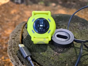 سنسور ضربان قلب و قسمت شارژ ساعت SUUNTO RUN