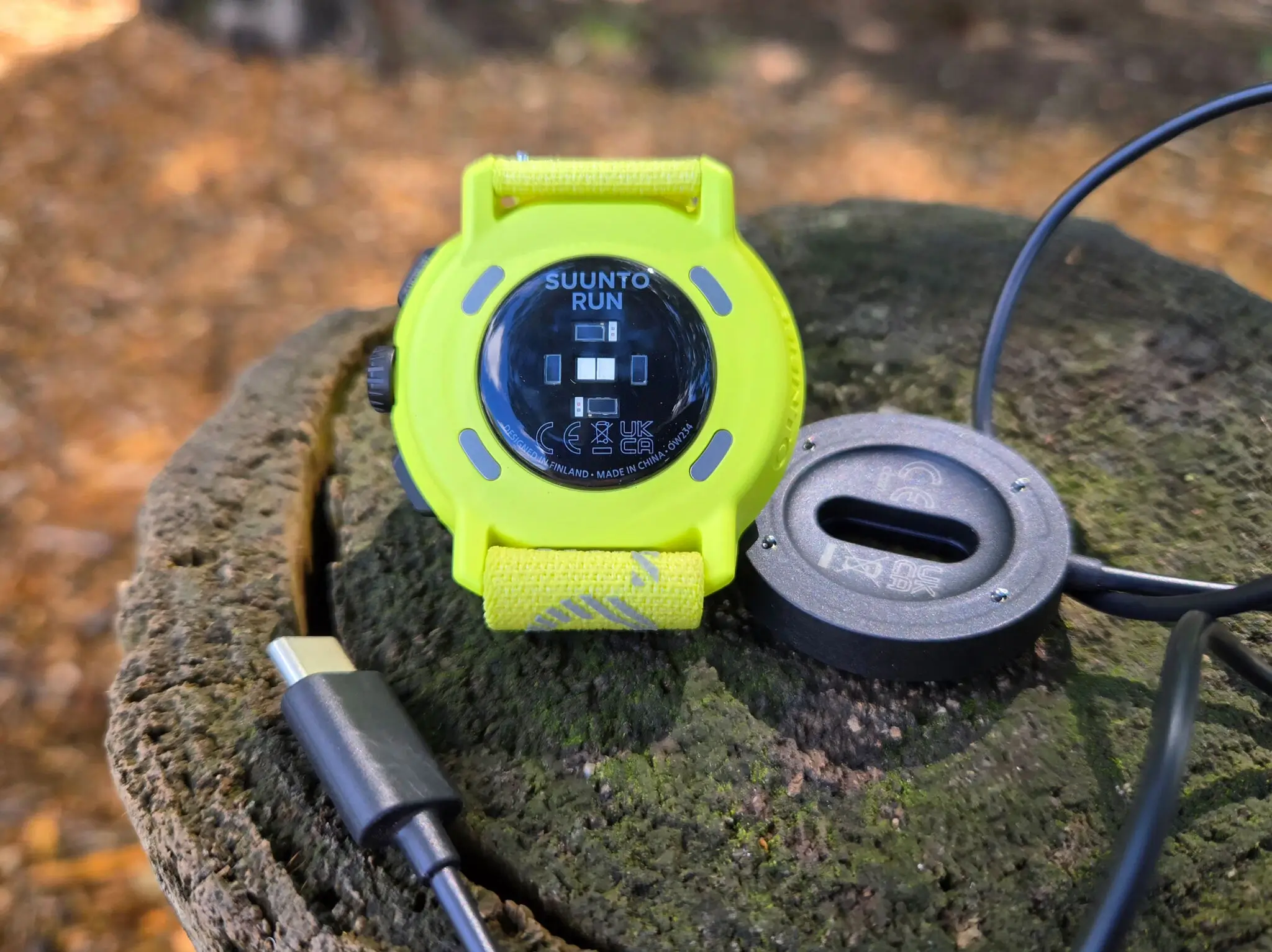 سنسور ضربان قلب و قسمت شارژ ساعت SUUNTO RUN
